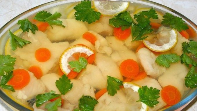 Заливной судак с морковью и лимоном