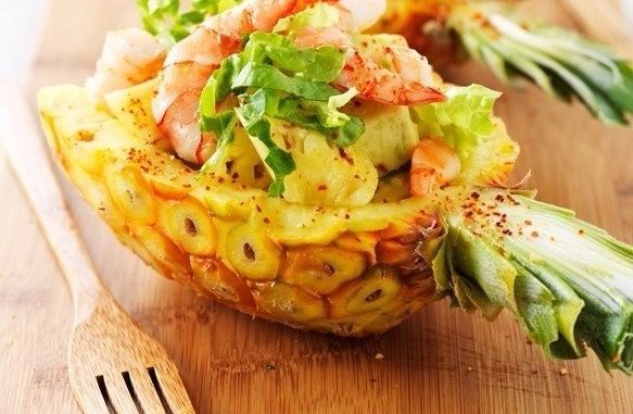 Ананас, фаршированный креветками