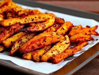 Ароматный картофель фри, запеченный в духовке