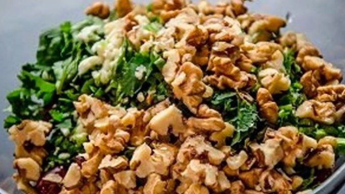 Баклажанный салат с орехами и сметаной
