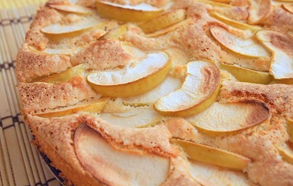 Бисквитный пирог с яблоками