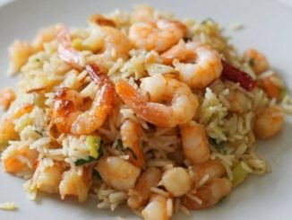 Чесночный рис с креветками