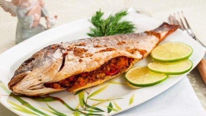 Дорада фаршированная овощами