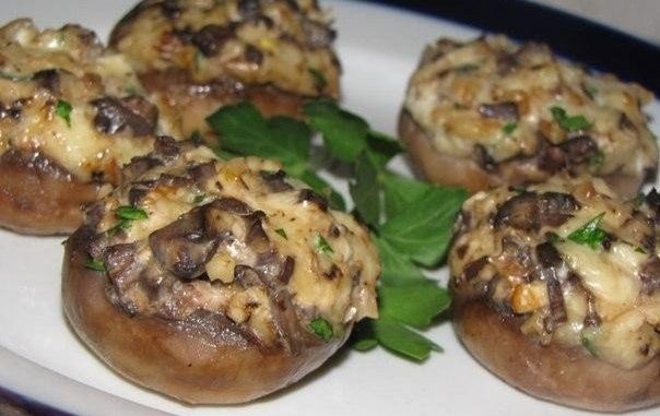 Фаршированные шампиньоны, запеченные под сыром