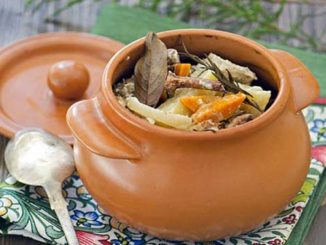 Филе индейки в горшочках с овощами и лисичками