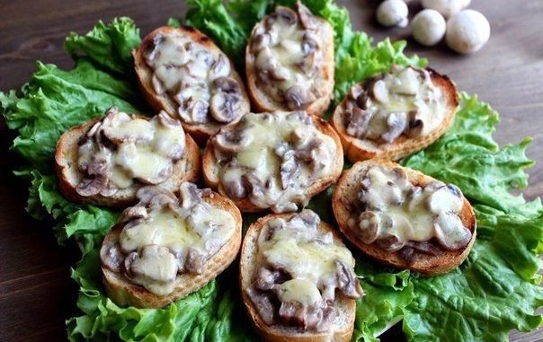 Горячие бутерброды с шампиньонами
