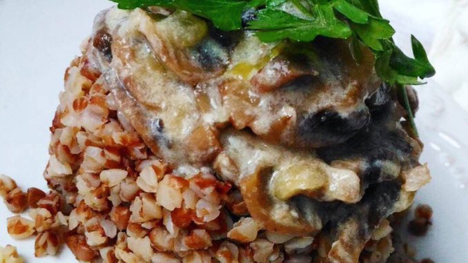 Гречка с шампиньонами в йогуртовом соусе