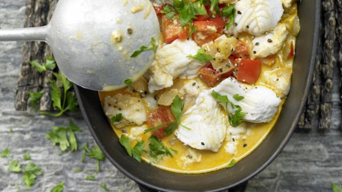 Гуляш из судака с луком и красным перцем