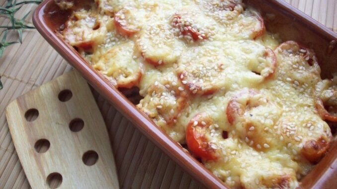 Кабачки,запеченные с грибами и помидором под сыром