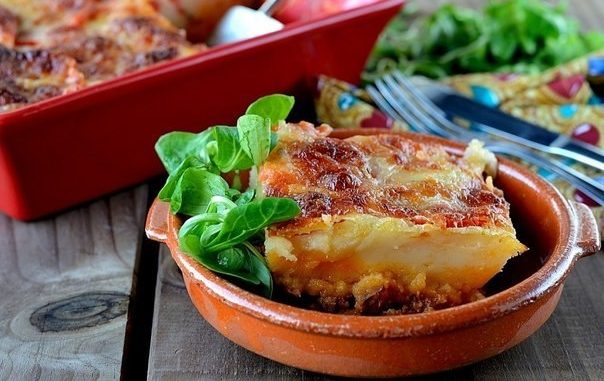 Картофельная запеканка с фаршем под сырной корочкой