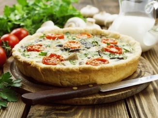Киш с беконом и помидорами