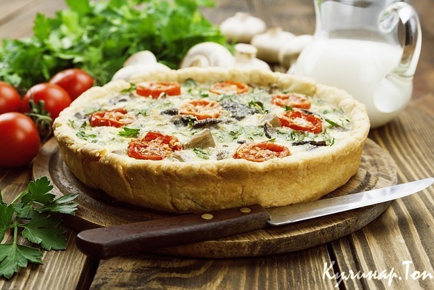 Киш с беконом и помидорами