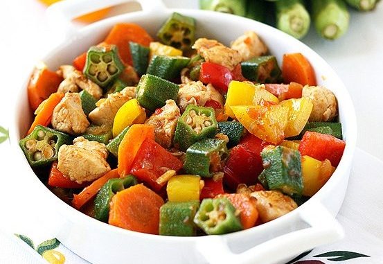 Куриная грудка тушеная с бамией и овощами