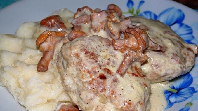 Куриные котлеты в сливочном соусе с лисичками