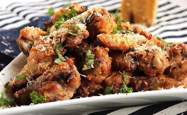 Куриные крылышки с чесноком и сыром