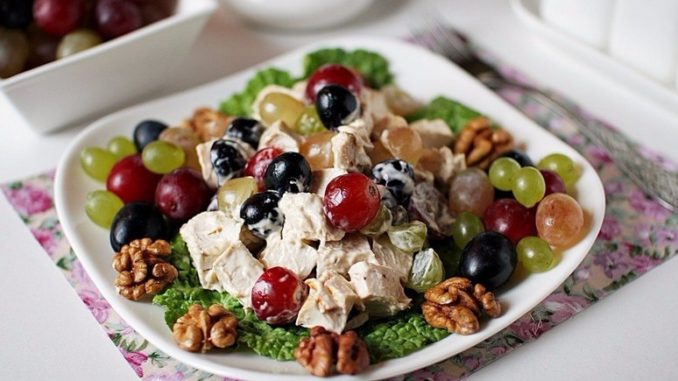 Куриный салат с виноградом и орехами