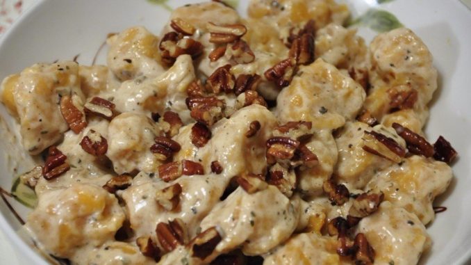 Курица, тушеная с шампиньонами