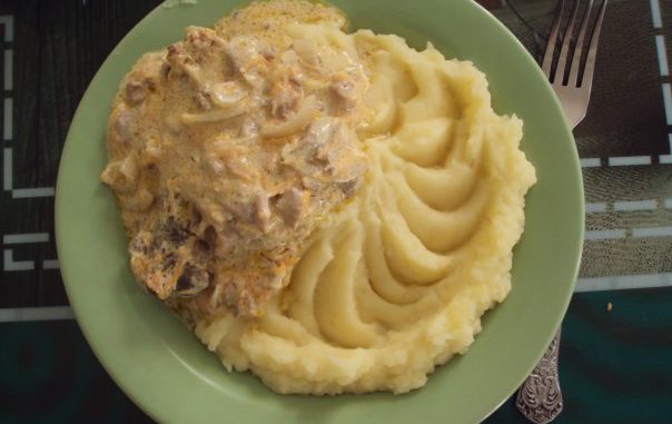 Курица в сметане с картофельным пюре