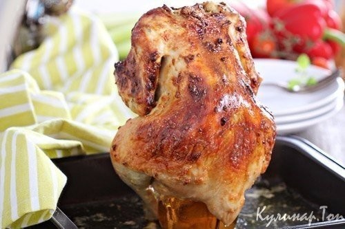 Курица, запечённая в духовке на банке с пивом