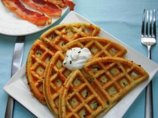 Луковые вафли с сыром и беконом
