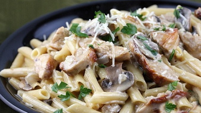 Макароны с грибами и сыром с плесенью