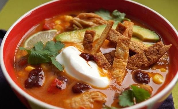 Мексиканский куриный суп с помидорами, фасолью и перцем