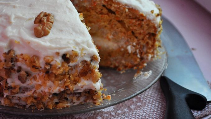 Морковный торт с грецкими орехами и корицей