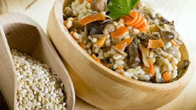 Перловая каша с мясом, грибами и овощами