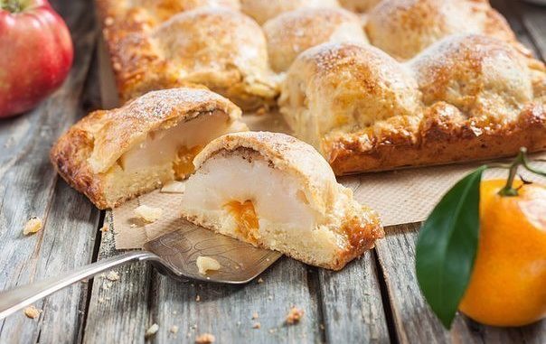 Пирог из творожного теста с яблоками