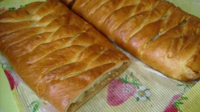 Пирог с капустой и копченой рыбой