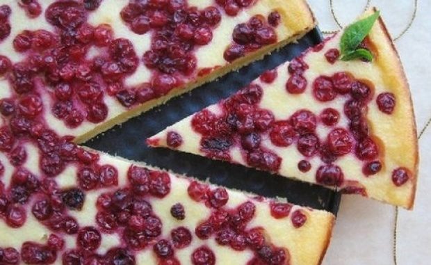Пирог с творожной начинкой и брусникой