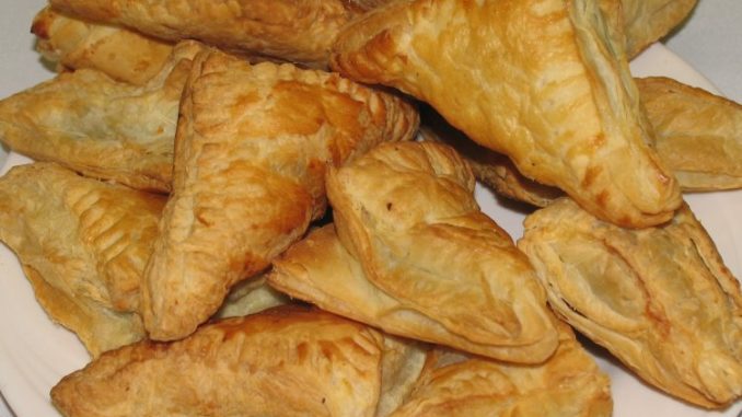 Пирожки с мясом из слоеного теста