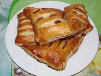 Пирожки из слоеного теста с яблоками