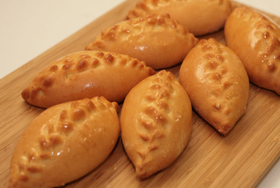 Пирожки с яйцами и зеленым луком