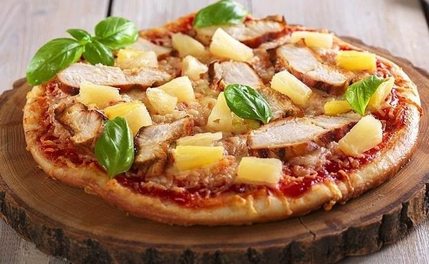 Пицца с курицей и ананасом