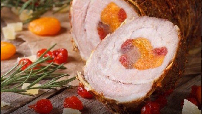 Рулет из свинины с курагой и вишней