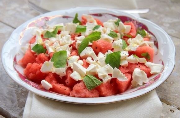 Салат из арбуза с сыром фета