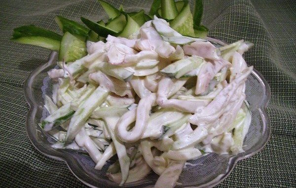 Салат из кальмаров с огурцами
