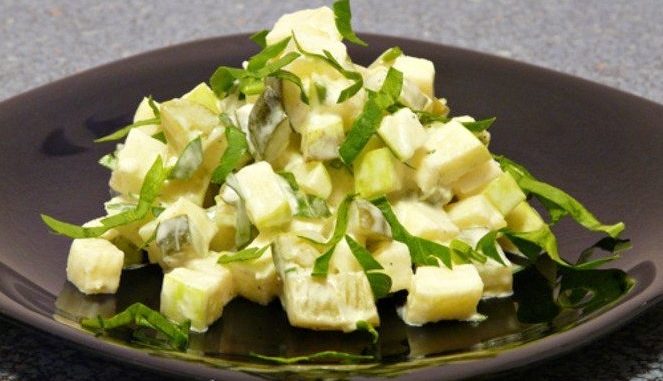 Салат из картофеля и яблок