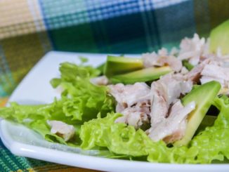 Салат из куриной грудки с авокадо