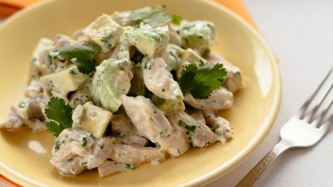 Салат из курицы и авокадо