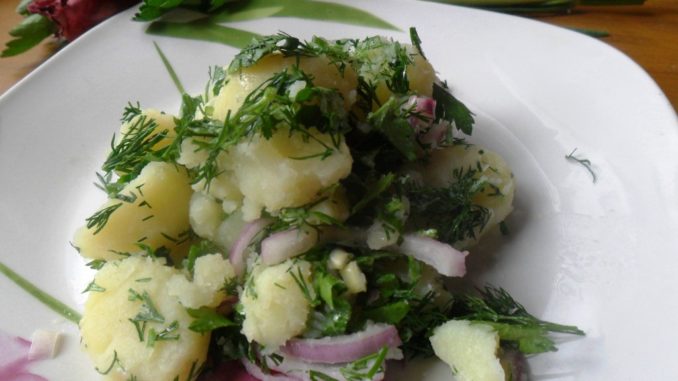 Салат из молодого картофеля с курицей