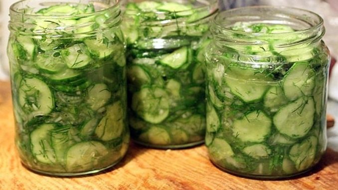 Салат из огурцов с зеленью укропа и гвоздикой