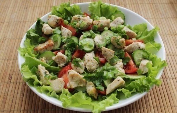 Салат овощной с курицей
