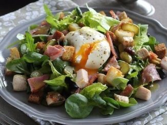 Салат с чечевицей и яйцами пашот