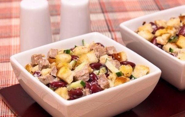 Салат с фасолью, говядиной и сухариками