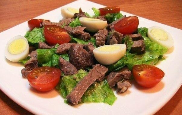 Салат с говядиной, помидорками и яйцами