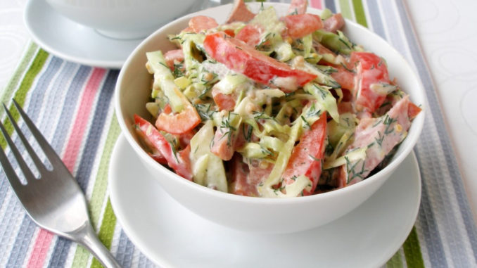 Салат с копченой колбасой и огурцами