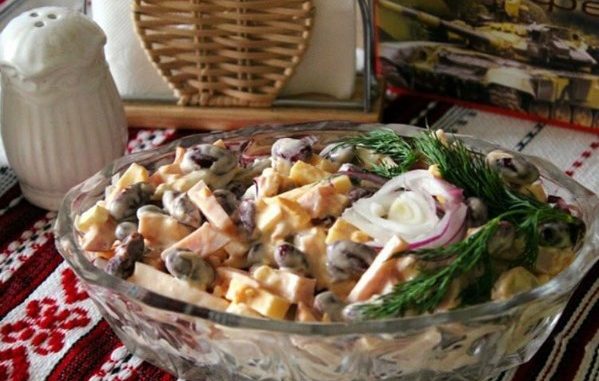 Салат с корейкой, фасолью и сыром