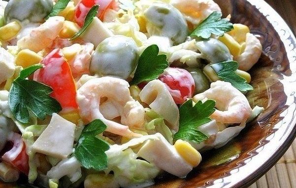 Салат с креветками, кальмарами, оливками и кукурузой